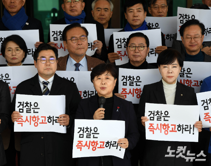 더불어민주당 윤석열내란진상조사단 서영교 부단장이 13일 오전 서울 서초구 대검찰청에서 '검찰 즉시항고 촉구' 기자회견을 갖고 검찰규탄 발언을 하고 있다. 황진환 기자