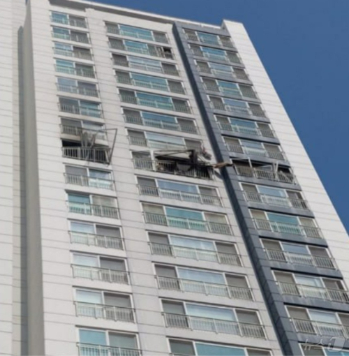 화재가 발생한 경기도 안산시 단원구 아파트. 경기도소방재난본부 제공