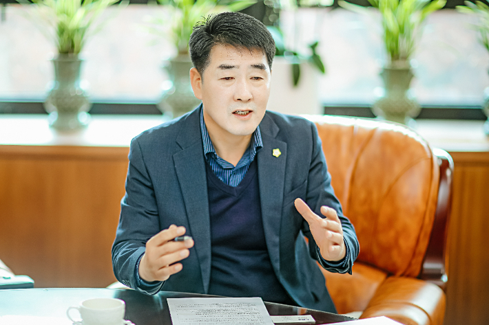 지난해 11월 배정수 의장이 자신의 집무실에서 CBS노컷뉴스와 인터뷰를 하고 있는 모습. 화성특례시의회 제공