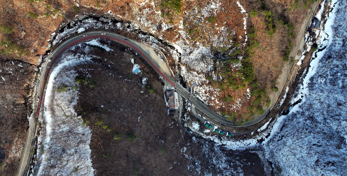 강원 화천군 광덕고개를 지나는 지방도 372호선. 수많은 급경사와 회전구간으로 인해 터널 개설이 절실한 곳이다. 화천군 제공