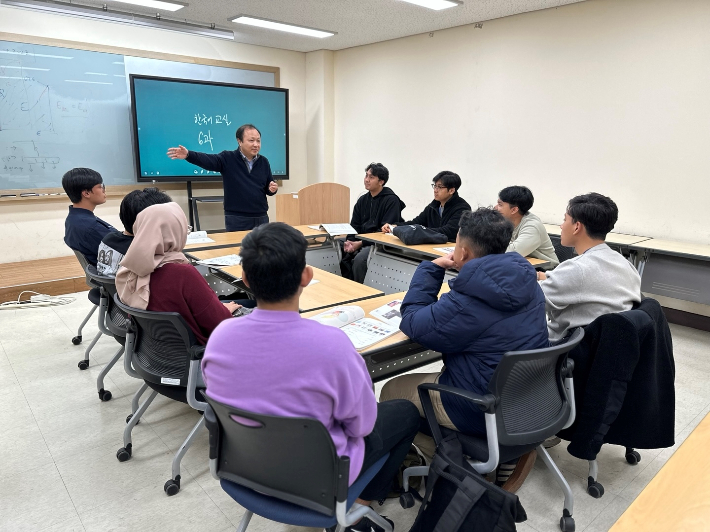전라남도는 법무부가 시행하는 지역특화형 비자 사업 공모에 선정돼 13개 인구 감소지역에 지역우수인재(F2R) 386명과 지역특화 숙련기능인력(E74R) 308명을 유치할 수 있게 됐다고 밝혔다. 전남도 제공