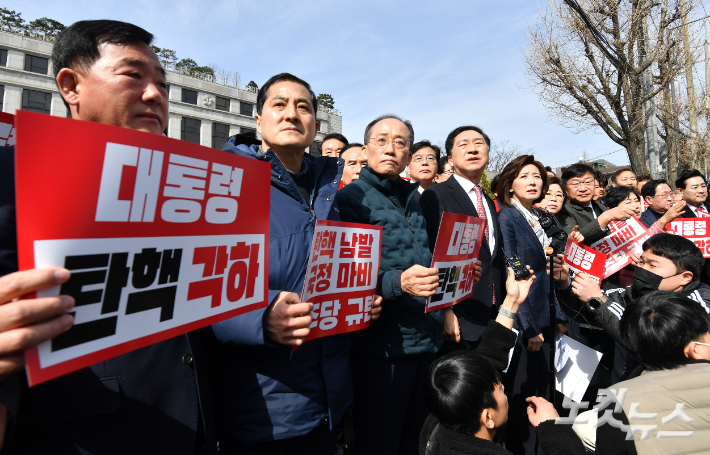 김기현·나경원·추경호 등 당 소속 의원 30여명이 13일 오전 서울 종로구 헌법재판소 앞에서 윤석열 대통령 탄핵 각하를 요구하는 기자회견을 하고 있다. 류영주 기자