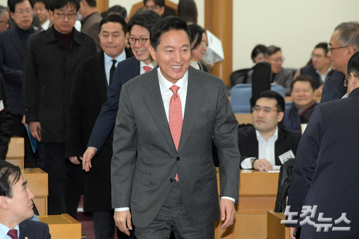 오세훈 서울시장이 11일 서울 여의도 국회 의원회관에서 열린 국회무궁화포럼 제6회 토론회 <북핵 앞에 선 우리의 선택, 핵 잠재력 확보를 위한 한미 안보협력 전략>에 참석하고 있다. 윤창원 기자