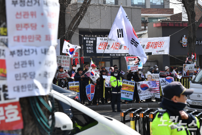 윤석열 대통령 탄핵심판 선고를 앞두고 헌법재판소 일대는 연일 탄핵 찬반 집회가 이어지고 있는 가운데 13일 서울 종로구 헌법재판소 앞에서 경찰들이 경계 근무를 서고 있다. 류영주 기자