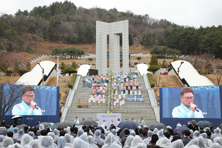 15일 경남 창원시 마산회원구 국립 3.15 민주묘지에서 열린 제65주년 3.15 의거 기념식. 경상남도 제공