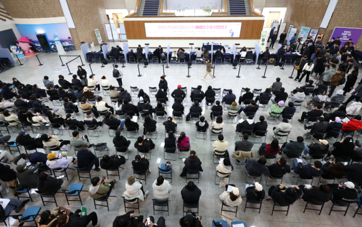 '천원주택' 접수처에 몰린 예비 입주자들. 연합뉴스