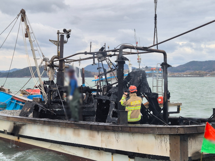 진화작업이 끝난 A호. 여수해경 제공