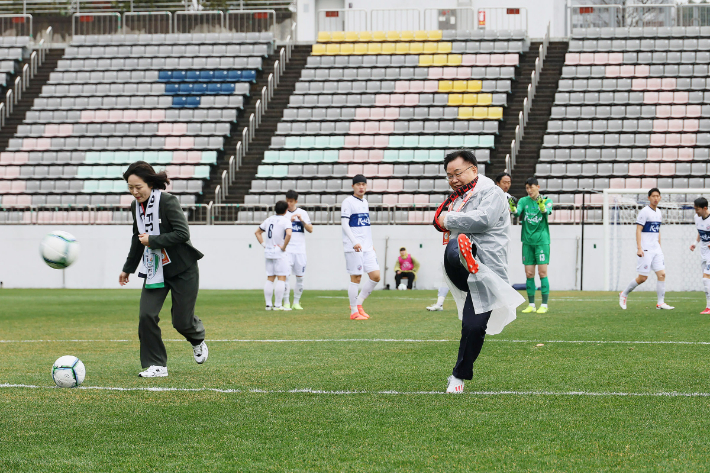 시축하는 홍남표 창원시장. 창원시 제공