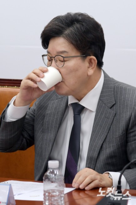 물 마시는 권성동 원내대표
