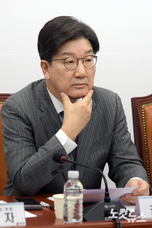 생각에 잠긴 권성동 원내대표