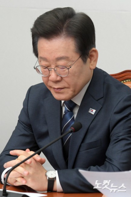 생각에 잠긴 이재명 대표