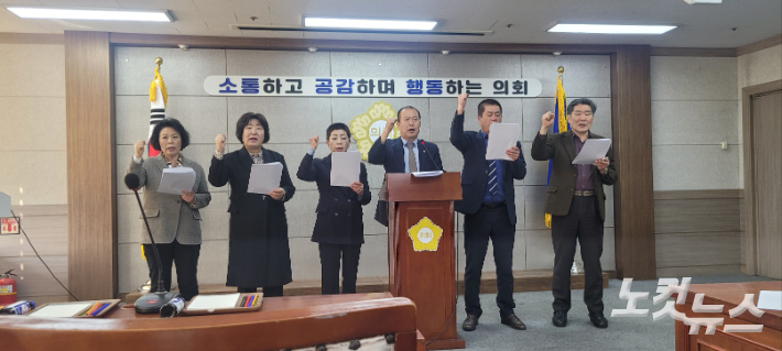 군산시의회 새만금특별위원회가 17일 기자회견을 열고 새만금신항 자문위 결과의 해수부 전달을 촉구하고 있다. 도상진 기자