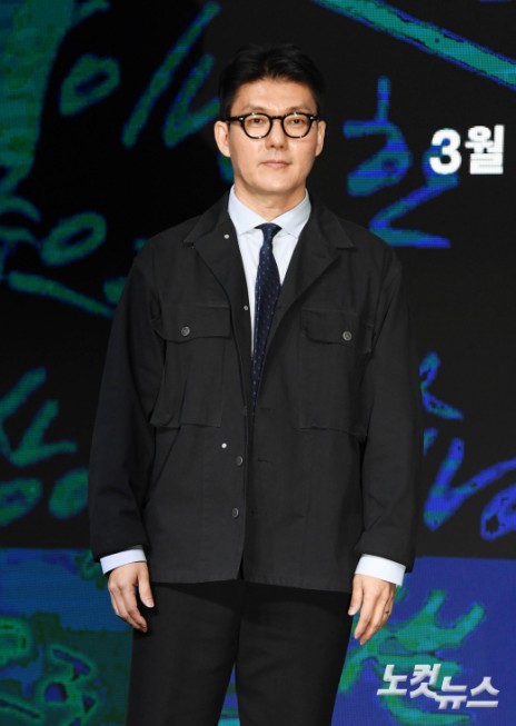 제작발표회 무대에 오른 김정현 감독