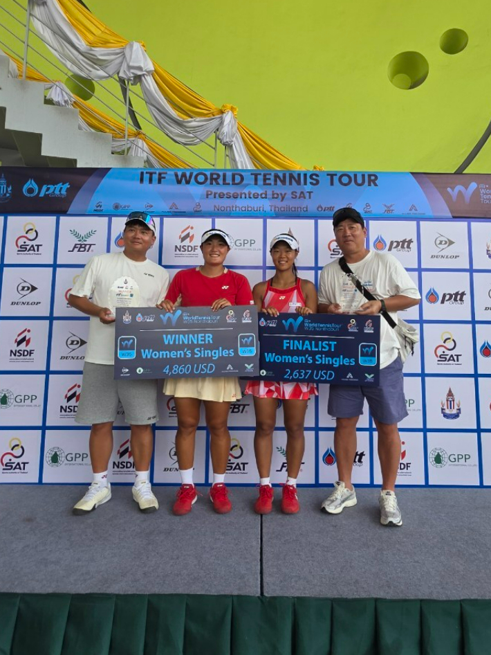NH농협은행 김동현 감독(오른쪽부터), 백다연, 이은혜, 유화수 코치가 16일 국제테니스연맹(ITF) 태국 국제여자대회 단식 결승 뒤 기념 촬영한 모습. NH농협은행