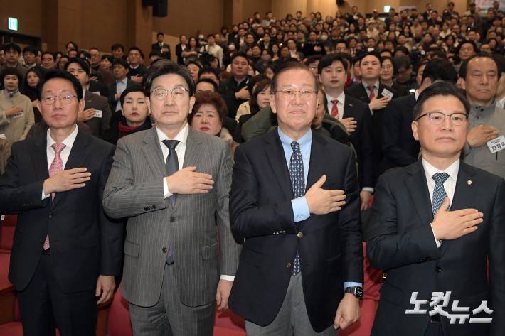 국민의힘 권영세 비상대책위원장과 권성동 원내대표 등이 17일 서울 여의도 국회 의원회관에서 열린 전국 시·도당 및 당원협의회 2025주요당직자 연수에서 참석자들과 국민의례를 하고 있다.