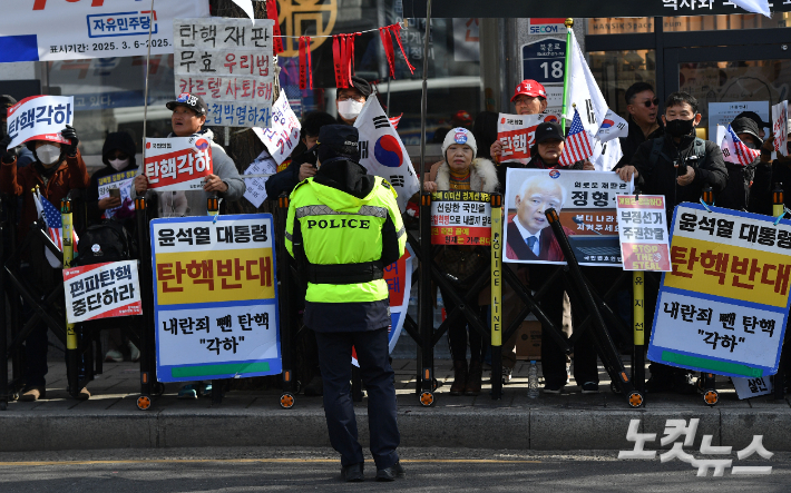 윤석열 대통령 탄핵심판 선고를 앞두고 연일 탄핵 찬반 집회가 이어지고 있는 가운데 경찰들이 경계 근무를 서고 있다. 류영주 기자