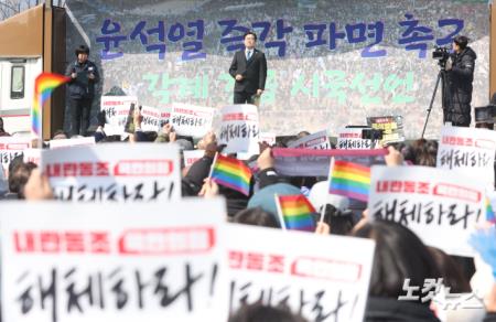 윤석열 즉각 파면 촉구 각계 긴급시국선언 기자회견 발언하는 박찬대 원내대표