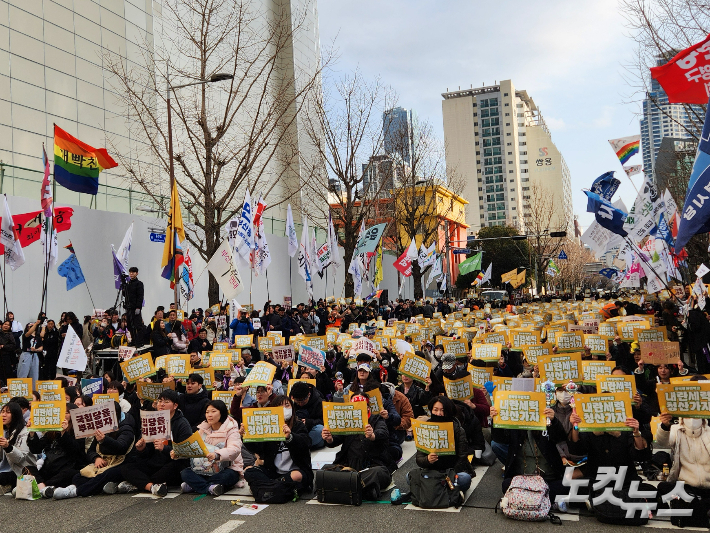 지난 8일 부산 진구 서면 일대에서 탄핵 촉구 집회가 열렸다. 정혜린 기자