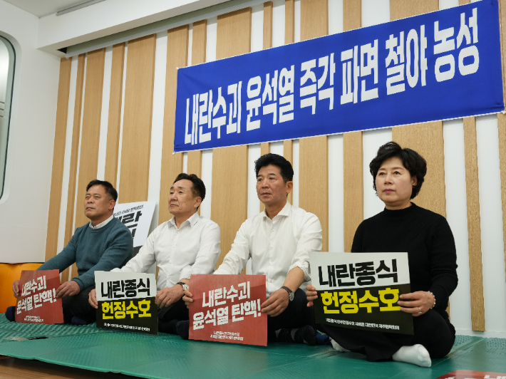 민주당 제주도의원들이 지난 13일부터 도의회 1층 로비에서 윤석열 파면을 촉구하며 철야농성을 벌이고 있다. 도의회 