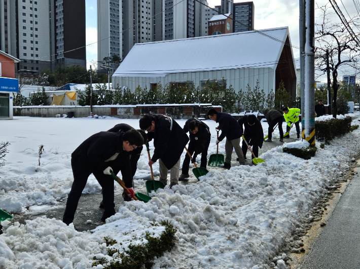 제설작업에 나선 공무원들. 강릉시 제공 