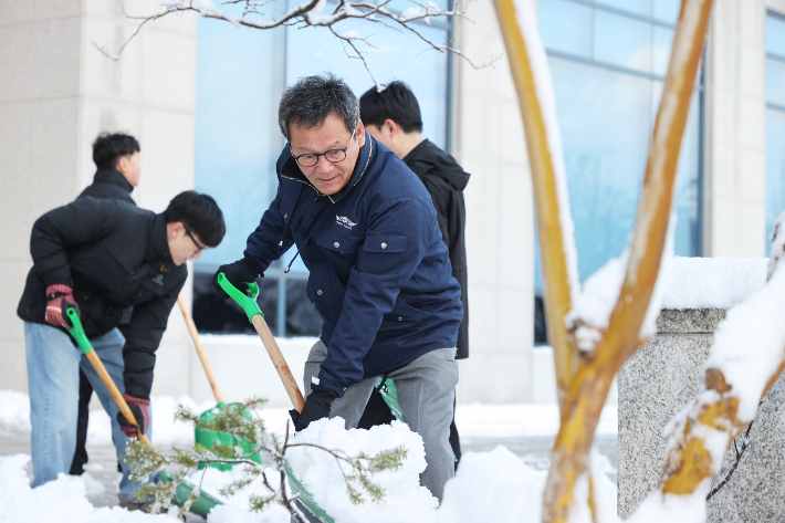제설작업에 나선 김홍규 강릉시장. 강릉시 제공
