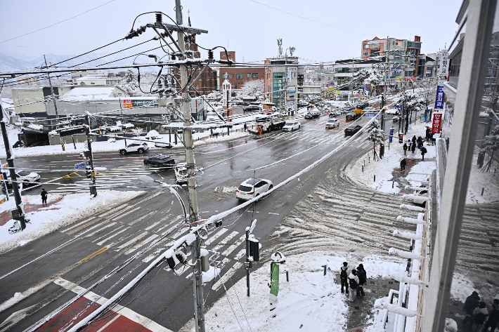 17일 속초지역에 15~20cm의 폭설이 쏟아졌지만 밤새 제설작업에 나서면서 주요 도로의 제설작업이 이뤄진 모습. 속초시 제공