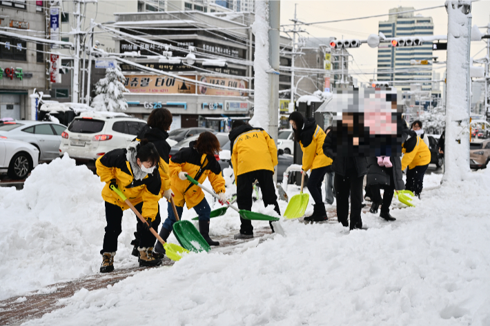 제설작업에 나선 공무원들. 속초시 제공