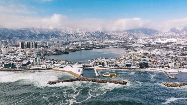 눈 내린 속초시 전경. 속초시 제공