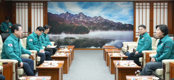 김영록 전라남도지사는 17일 송미령 농림축산식품부 장관과 면담을 갖고 구제역의 조속한 종식을 위해 수평전파 차단 등 긴급 방역 대응 특별교부세 지원 등을 건의했다. 전남도 제공