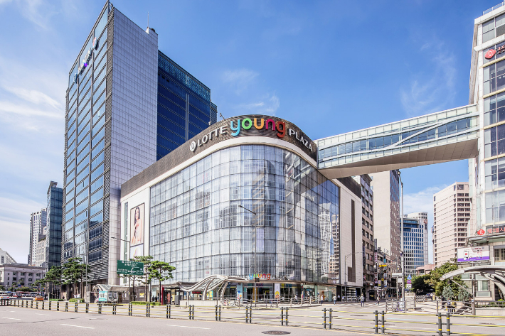 롯데백화점 본점 '영플라자' 전경. 롯데백화점 제공