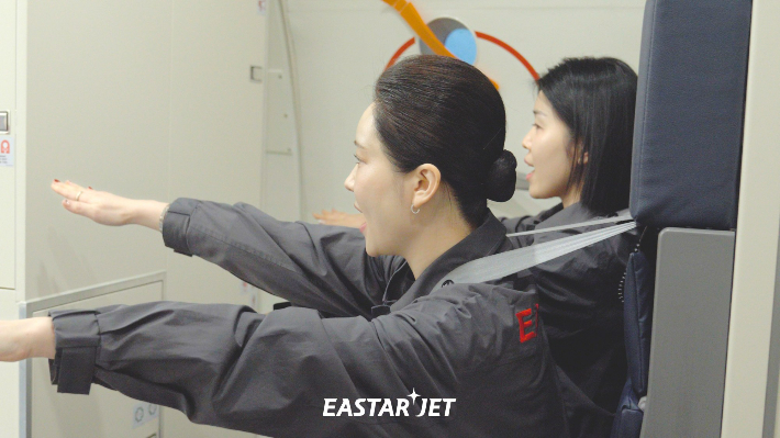 기내에서 비상 탈출 훈련을 진행 중인 승무원들. 이스타항공 제공