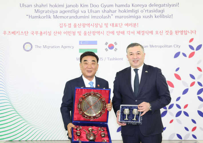 지난 14일 김두겸 울산시장과 무사예프 베흐조드 우즈베키스탄 이민청장은 인적자원 개발 MOU 체결식에서 기념 촬영을 했다. 울산광역시 제공