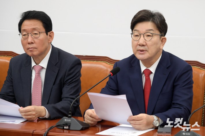 국민의힘 권성동 원내대표가 18일 서울 여의도 국회에서 열린 원내대책회의에서 발언을 하고 있다.