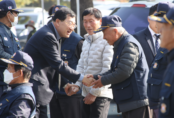 주낙영 경주시장이 '6.25 월남전 참전자 명예선양 행사'에 참석해 참전유공자들과 인사를 하고 있다. 경주시 제공