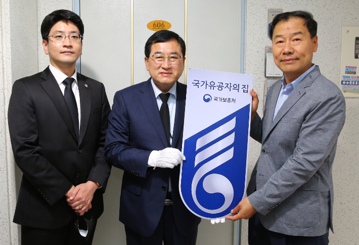 주낙영 시장이 '국가유공자 명패달아드리기' 행사에 참석해 명패를 전달하고 있다. 경주시 제공