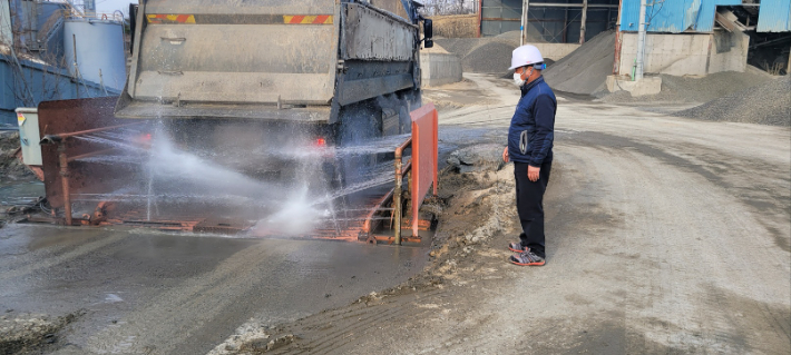 경주시 관계자들이 비산먼지 발생사업장을 점검하고 있다. 경주시 제공