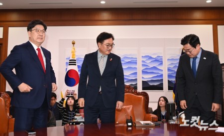 우원식(가운데) 국회의장과 권성동(왼쪽) 국민의힘 원내대표, 박찬대 더불어민주당 원내대표가 18일 오전 서울 여의도 국회에서 여야회동을 하고 있다.박윤슬 기자