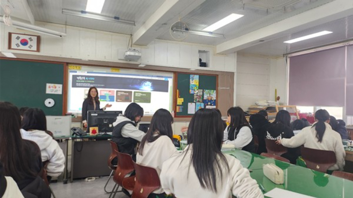 인공지능 학교지원종합자료실을 활용해 수업을 하고 있는 모습이다. 경북교육청은 위기학생 관리부터 공기질 점검까지 자동화프로그램을 가동중이다. 경북교육청 제공 