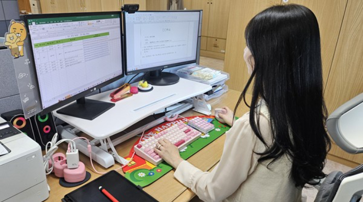 경북지역의 한 선생님이 업무자동화 프로그램을 활용하고 있다. 경북교육청 제공 