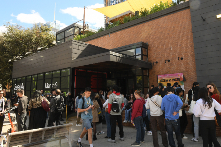 Seed AI 하우스에 입장하기 위해 참가자들이 줄을 서 있다. 부산시 제공