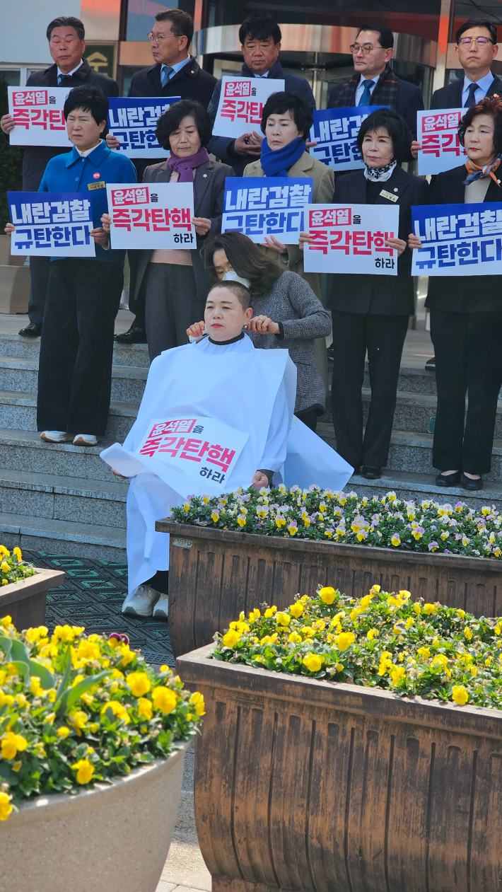 김미연 순천시의원이 삭발하고 있다. 김미연 의원 제공