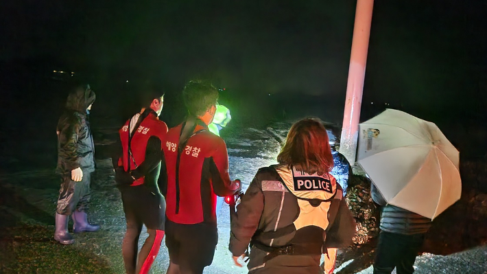 여수해경이 고흥군 남양면 남양리 우도 인근 해안가에서 실종자 수색을 벌이고 있다. 여수해경 제공
