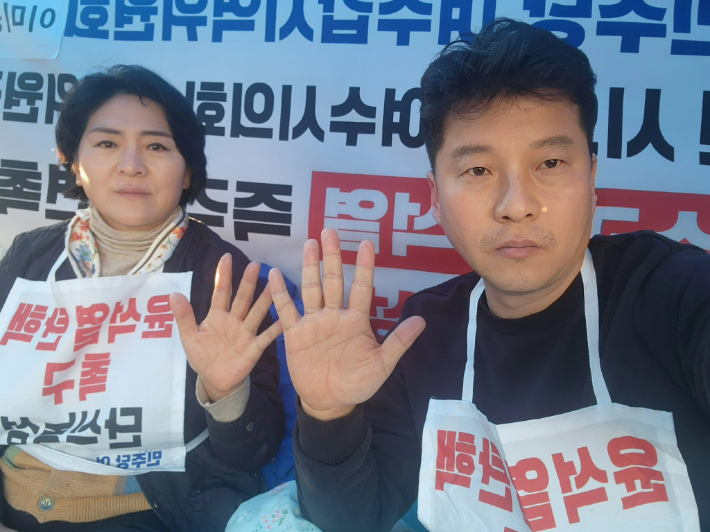 단식 중인 고용진·박성미 여수시의원(우측부터). 고용진 의원 제공