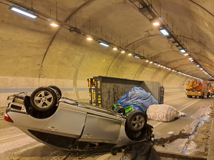18일 오전 2시쯤 완주군 상관면 신리1터널 입구 근처에서 차량이 눈길에 미끄러져 뒤집히는 사고가 발생했다. 전북소방본부 제공