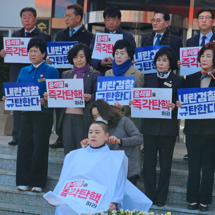 김미연 순천시의원이 삭발하고 있다. 김미연 의원 제공