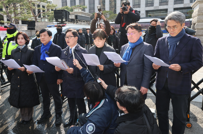국회 법제사법위원회 야당 위원들이 18일 서울 종로구 헌법재판소 앞에서 '피청구인 윤석열, 조속한 파면 결정 청원서' 제출 기자회견을 하고 있다. 왼쪽부터 박은정, 이성윤, 박범계, 서영교, 박희승, 김기표 의원. 연합뉴스
