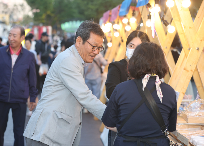 시민들과 이야기를 나무고 있는 김홍규 강릉시장. 강릉시 제공