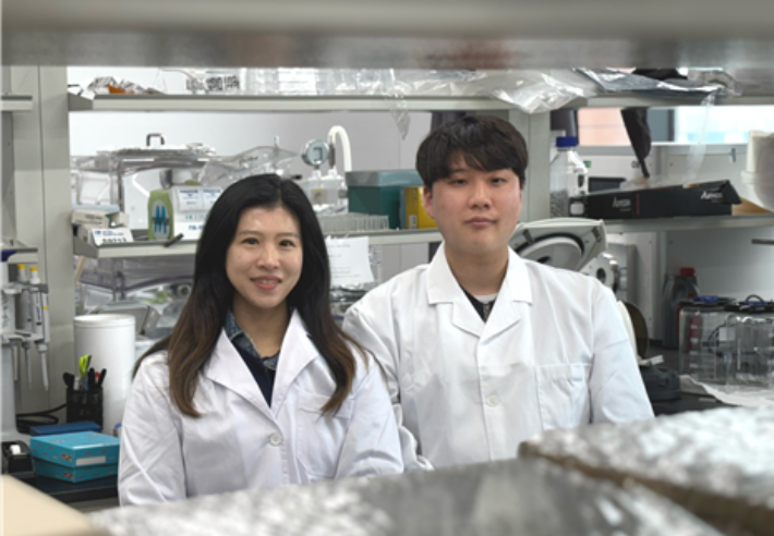 염지현 교수(왼쪽)와 정욱진 학생. 카이스트 제공