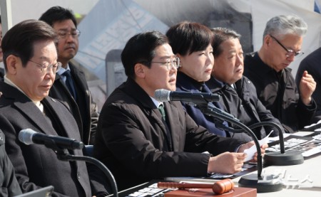 박찬대 더불어민주당 원내대표가 19일 오전 서울 종로구 경복궁역 부근 광화문 민주당 천막농성장에서 열린 현장 최고위원회의에서 모두 발언하고 있다.