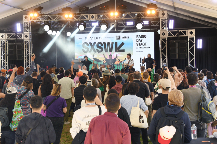 SXSW 기간 중 오스틴 리비안 파크에서 밴드 공연이 진행되고 있다. 부산시 제공